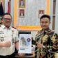 Karutan Kelas IIB Sumenep Aditya Wahyu Rahmadani Saat Menerima Sertifikat Halal BPJPH 