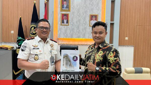 Karutan Kelas IIB Sumenep Aditya Wahyu Rahmadani Saat Menerima Sertifikat Halal BPJPH 