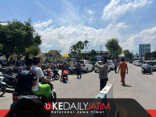 Polwan Polresta Sumenep Kawal Sholat Jumat, Kapolresta: Polisi Harus Hadir Beri Rasa Aman