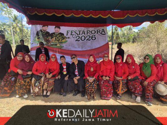 Foto Bersama Camat Dan Sekcam Dasuk Bersama Jajaran di Acara Kirab Budaya Pesisir Utara di Pantai Slopeng, Sabtu (22/08/2026)