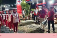 Camat Gapura Kamiludin Didampingi Sekcam Darto Santoso Melepas Lomba Gerak Jalan Dalam Rangka Memeriahkan HUT RI ke 81 di Kecamatan Gapura, Sabtu (22/08/2026) malam