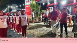 Camat Gapura Kamiludin Didampingi Sekcam Darto Santoso Melepas Lomba Gerak Jalan Dalam Rangka Memeriahkan HUT RI ke 81 di Kecamatan Gapura, Sabtu (22/08/2026) malam