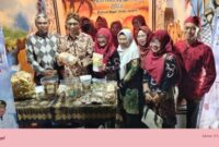 Foto Sekdakab Agus Dwi Saputra, Camat Gapura Kamiludin dan Sekcam Darto Santoso di Stand Kecamatan Gapura pada Acara Festival Desa Wisata MCF 2026 di Gor A Pangligur Sumenep, Rabu (26/08/2026) malam