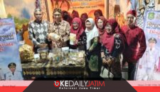 Foto Sekdakab Agus Dwi Saputra, Camat Gapura Kamiludin dan Sekcam Darto Santoso di Stand Kecamatan Gapura pada Acara Festival Desa Wisata MCF 2026 di Gor A Pangligur Sumenep, Rabu (26/08/2026) malam