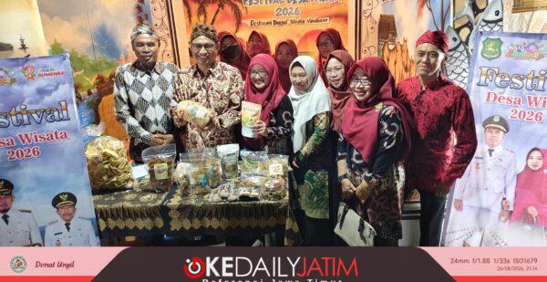 Foto Sekdakab Agus Dwi Saputra, Camat Gapura Kamiludin dan Sekcam Darto Santoso di Stand Kecamatan Gapura pada Acara Festival Desa Wisata MCF 2026 di Gor A Pangligur Sumenep, Rabu (26/08/2026) malam