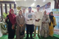 Foto Bersama Bupati Sumenep Dr H Achmad Fauzi Wongsojudo SH MH Didampingi Kadinsos P3A Bersama Ketua DWP Dan Pejabat di Stand Dinsos P3A 