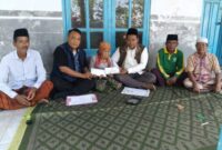 Tim Penyaluran Dinsos P3A Bersama BAZNAS Sumenep Saat Menyerahkan Bantuan Kepada Nenek Niye Desa Tambuko Kecamatan Guluk2 