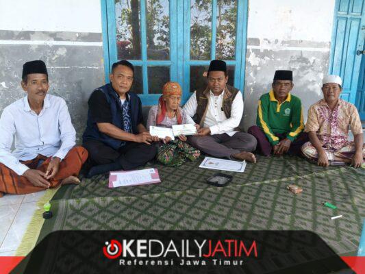 Tim Penyaluran Dinsos P3A Bersama BAZNAS Sumenep Saat Menyerahkan Bantuan Kepada Nenek Niye Desa Tambuko Kecamatan Guluk2 