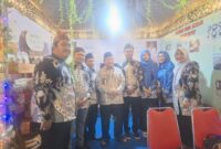 Foto Bersama Wabup Sumenep KH Imam Hasyim SH MH di dampingi Camat Raas Achmad Fikri Beserta Jajaran di Stand Pemerintah Kecamatan Raas