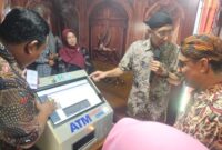 Sekdakab Sumenep Agus Dwi Saputra Didampingi Kepala Bapenda Sumenep Ferdiansyah Tetrajaya Saat Berkunjung Ke Stand Bapenda Beberapa Hari Yang Lalu