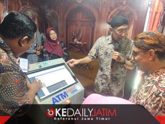 Sekdakab Sumenep Agus Dwi Saputra Didampingi Kepala Bapenda Sumenep Ferdiansyah Tetrajaya Saat Berkunjung Ke Stand Bapenda Beberapa Hari Yang Lalu