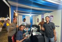 Kepala UPT PPD Sumenep Samtiono SH MH Saat Menerima Kunjungan Bupati Fauzi di Stand Samsat Sumenep 