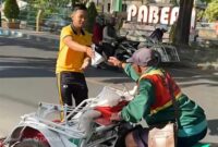 Relawan KBS Sumenep di saat Membagikan Nasi Bungturat
