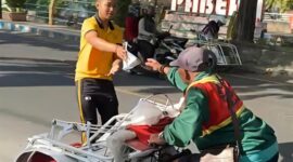 Relawan KBS Sumenep di saat Membagikan Nasi Bungturat 