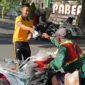 Relawan KBS Sumenep di saat Membagikan Nasi Bungturat 