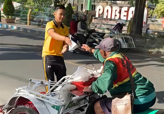 Relawan KBS Sumenep di saat Membagikan Nasi Bungturat 