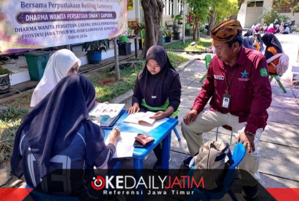 Pustakawan Ahli Muda Dispusip Kabupaten Sumenep Drs. Syaiful Bahri Saat Memberikan Arahan Kepada Siswa SMAN 1 Gapura. ®okedaily.com
