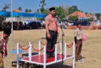 Camat Ambunten Moh. Zaini, S.Sos, M.Si Saat Pimpin Apel Upacara Peringatan Hari Pramuka ke-65 di Lapangan Ambunten Jum'at (14/08/2026)