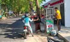 KBS Sumenep Tebar Kebaikan, 110 Nasi Bungturat Menyapa Warga di Simpang 3 Mapolresta