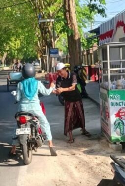 KBS Sumenep Tebar Kebaikan, 110 Nasi Bungturat Menyapa Warga di Simpang 3 Mapolresta