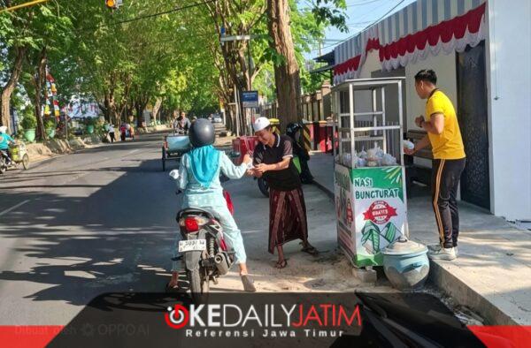 KBS Sumenep Tebar Kebaikan, 110 Nasi Bungturat Menyapa Warga di Simpang 3 Mapolresta