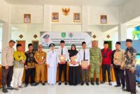 Foto Bersama Camat Batuputih Dr Suharjono SH MH dan Kades Juruan Daya Zumiasih, Spd Bersama Perangkat Dilantik di Balai Desa Juruan Daya, Selasa (18/08/2026)