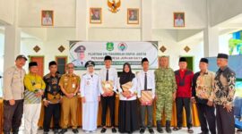 Foto Bersama Camat Batuputih Dr Suharjono SH MH dan Kades Juruan Daya Zumiasih, Spd Bersama Perangkat Dilantik di Balai Desa Juruan Daya, Selasa (18/08/2026)