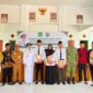 Foto Bersama Camat Batuputih Dr Suharjono SH MH dan Kades Juruan Daya Zumiasih, Spd Bersama Perangkat Dilantik di Balai Desa Juruan Daya, Selasa (18/08/2026)