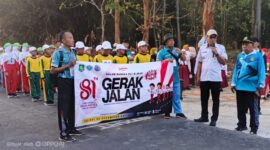 Camat Gapura Kamiludin, S.Pd, M.AP Saat Melepas Lomba Gerak Jalan Tingkat SD Se-Kecamatan Gapura, Rabu (19/08/2026)