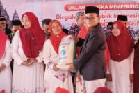 Direktur BUMDESMA Bluto LKD, Surait Memberikan Bansos