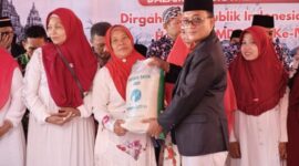 Direktur BUMDESMA Bluto LKD, Surait Memberikan Bansos