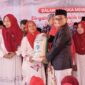 Direktur BUMDESMA Bluto LKD, Surait Memberikan Bansos