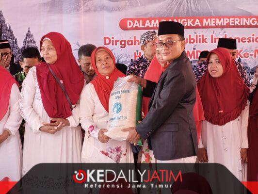Direktur BUMDESMA Bluto LKD, Surait Memberikan Bansos