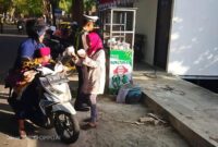 KBS Sumenep membagikan 85 nasi bungkus gratis di simpang tiga Mapolresta Sumenep melalui aksi sosial “Tujuan Akhirat”.
