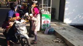 KBS Sumenep membagikan 85 nasi bungkus gratis di simpang tiga Mapolresta Sumenep melalui aksi sosial “Tujuan Akhirat”.