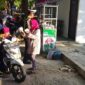 KBS Sumenep membagikan 85 nasi bungkus gratis di simpang tiga Mapolresta Sumenep melalui aksi sosial “Tujuan Akhirat”.