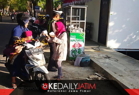 KBS Sumenep membagikan 85 nasi bungkus gratis di simpang tiga Mapolresta Sumenep melalui aksi sosial “Tujuan Akhirat”.