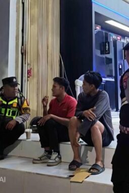Patroli Malam Polresta Sumenep Hadir di Tengah Warga, Polisi Menyapa untuk Jaga Kamtibmas Tetap Kondusif
