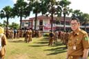 Kepala Inspektorat Kabupaten Drs. R. Syahwan Efendy dengan Latar Belakang Apel Pagi Gabungan di Halaman Kantor Pemkab Sumenep, Senin (24/08/2026)