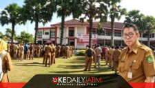 Kepala Inspektorat Kabupaten Drs. R. Syahwan Efendy dengan Latar Belakang Apel Pagi Gabungan di Halaman Kantor Pemkab Sumenep, Senin (24/08/2026)
