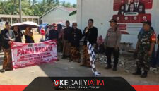 Camat Gapura Kamiludin Didampingi Sekcam Darto Santoso dan Forkopimda Saat Melepas Pawai Budaya di Kecamatan Gapura, Selasa (25/08/2026)