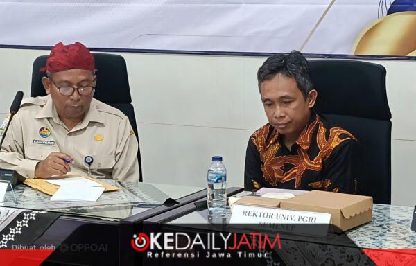 Kepala UPT PPD Sumenep Samtiono SH MH, Dan Rektor UPI Dr. Asmuni MPD di Acara KB Samsat Forum Konsultasi Publik KB Samsat