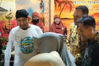 Bupati Sumenep Dr H Achmad Fauzi Wongsojudo SH MH Saat Mengunjungi Stand Pemerintah Kecamatan Gapura Di Madura Night Vaganza 2026 Didampingi Camat Kamiludin dan Sekcam Darto Santoso