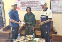 Sekdakab Agus Dwi Saputra Didampingi Kadinsos P3A Dr. Rahman Riadi SE MM Saat Memberikan Santunan Kepada Asdan