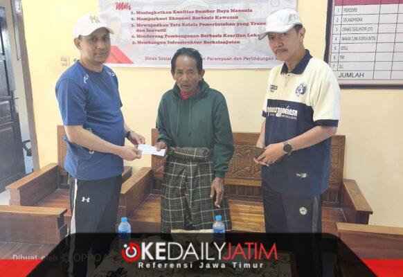 Sekdakab Agus Dwi Saputra Didampingi Kadinsos P3A Dr. Rahman Riadi SE MM Saat Memberikan Santunan Kepada Asdan 