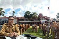 Kadis Perikanan Kabupaten Sumenep Drs. Agustiono Sulasno, MH dengan Latar Apel Gabungan Senin (31/08/2026) di Halaman Kantor Pemkab Sumenep