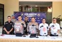Kapolresta Sumenep Kombes Pol Ariek Indra Sentanu Didampingi Wakapolresta, Kasat Reskrim dan Kasat Narkoba di Kegiatan Konferensi Pers, Aula Utama Polresta Sumenep, Senin (23/08/2026)