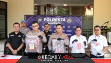 Kapolresta Sumenep Kombes Pol Ariek Indra Sentanu Didampingi Wakapolresta, Kasat Reskrim dan Kasat Narkoba di Kegiatan Konferensi Pers, Aula Utama Polresta Sumenep, Senin (23/08/2026)