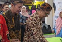 Kadinsos P3A Dr. R. Abd. Rahman Riadi Saat Mendampingi Sekdakab Agus Dwi Saputra, S.Sos, M.SI yang Berkunjung di Stand Dinsos P3A di Madura Night Vaganza 