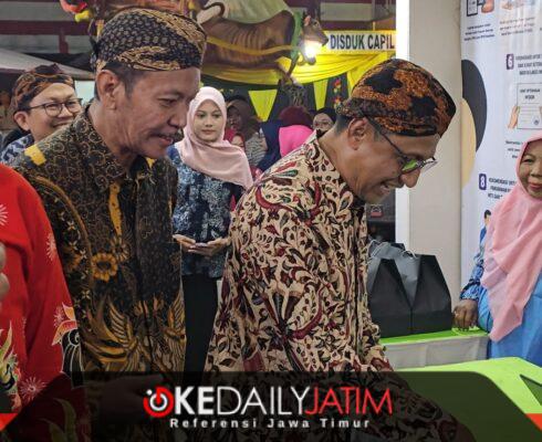 Kadinsos P3A Dr. R. Abd. Rahman Riadi Saat Mendampingi Sekdakab Agus Dwi Saputra, S.Sos, M.SI yang Berkunjung di Stand Dinsos P3A di Madura Night Vaganza 